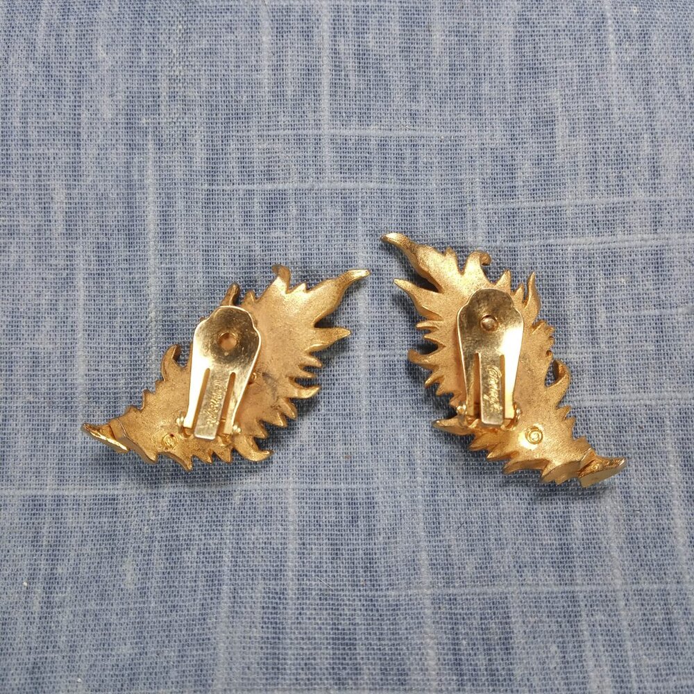 1970s Gold Tone Leaf Brooch and Earring Set by Hattle Carnagie - Picture 4 of 5